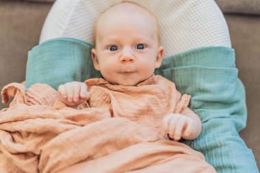 Yeni doğmuş bebek rahat bir bebek yuvasında dinleniyor. Bebekler için güvenli ve huzurlu uyku konsepti.