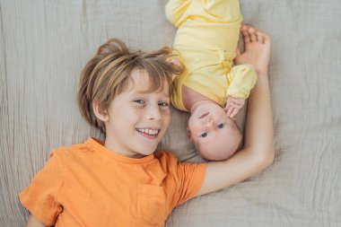 Genç bir çocuk ve yeni doğan erkek kardeşi yumuşak bir muslin battaniyeye uzanıp kardeşçe bir anı paylaşıyorlar. Yürek ısıtan bir kardeş sevgisi, bağlılık ve hayat boyu sürecek bir bağlantının başlangıcı..