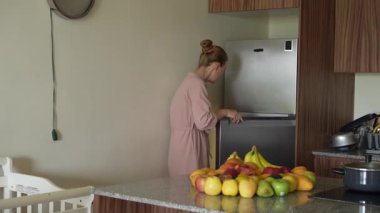 Genç bir kadın mutfakta yemek pişiriyor ve lezzetli bir ev yemeği hazırlamaya odaklanıyor. Sıcacık bir ortamda ev yapımı, yaratıcılık ve aşçılık keyfi.