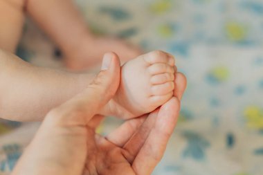 Babalar bebeklerini nazikçe kucağında tutarak sevgi, koruma ve aile bağını sembolize eder. Ebeveynlik, ilgi ve şefkat kavramı.