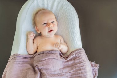Yeni doğmuş bebek rahat bir bebek yuvasında dinleniyor. Bebekler için güvenli ve huzurlu uyku konsepti.