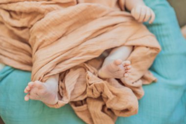 Yeni doğmuş bebek rahat bir bebek yuvasında dinleniyor. Bebekler için güvenli ve huzurlu uyku konsepti.