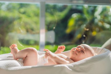 Yeni doğmuş bebek rahat bir bebek yuvasında dinleniyor. Bebekler için güvenli ve huzurlu uyku konsepti.