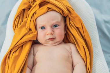 Yeni doğmuş bebek rahat bir bebek yuvasında dinleniyor. Bebekler için güvenli ve huzurlu uyku konsepti.