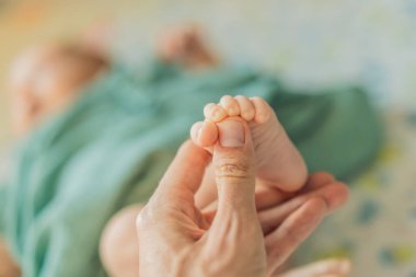 Babalar bebeklerini nazikçe kucağında tutarak sevgi, koruma ve aile bağını sembolize eder. Ebeveynlik, ilgi ve şefkat kavramı.