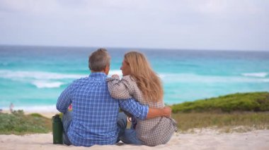 Romantik orta yaşlı çift kumsalda huzurlu bir akşamın tadını çıkarıyor. Olgun ilişkiler ve yavaş yaşam tarzı için aşk, bağlantı ve birliktelik kavramı