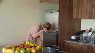 Genç bir kadın mutfakta yemek pişiriyor ve lezzetli bir ev yemeği hazırlamaya odaklanıyor. Sıcacık bir ortamda ev yapımı, yaratıcılık ve aşçılık keyfi.