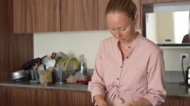 Genç bir kadın mutfakta yemek pişiriyor ve lezzetli bir ev yemeği hazırlamaya odaklanıyor. Sıcacık bir ortamda ev yapımı, yaratıcılık ve aşçılık keyfi.