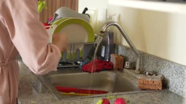 Genç bir kadın mutfakta yemek pişiriyor ve lezzetli bir ev yemeği hazırlamaya odaklanıyor. Sıcacık bir ortamda ev yapımı, yaratıcılık ve aşçılık keyfi.