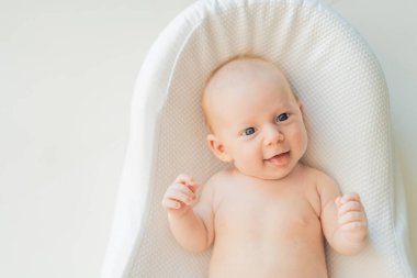 Yeni doğmuş bebek rahat bir bebek yuvasında dinleniyor. Bebekler için güvenli ve huzurlu uyku konsepti.