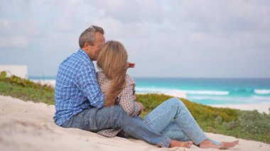 Romantik orta yaşlı çift kumsalda huzurlu bir akşamın tadını çıkarıyor. Olgun ilişkiler ve yavaş yaşam tarzı için aşk, bağlantı ve birliktelik kavramı