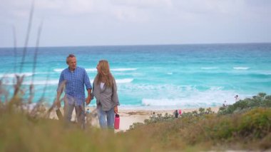 Romantik orta yaşlı çift kumsalda huzurlu bir akşamın tadını çıkarıyor. Olgun ilişkiler ve yavaş yaşam tarzı için aşk, bağlantı ve birliktelik kavramı
