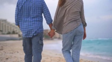 Romantik orta yaşlı çift kumsalda huzurlu bir akşamın tadını çıkarıyor. Olgun ilişkiler ve yavaş yaşam tarzı için aşk, bağlantı ve birliktelik kavramı