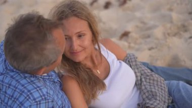 Romantik orta yaşlı çift kumsalda huzurlu bir akşamın tadını çıkarıyor. Olgun ilişkiler ve yavaş yaşam tarzı için aşk, bağlantı ve birliktelik kavramı