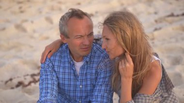 Romantik orta yaşlı çift kumsalda huzurlu bir akşamın tadını çıkarıyor. Olgun ilişkiler ve yavaş yaşam tarzı için aşk, bağlantı ve birliktelik kavramı