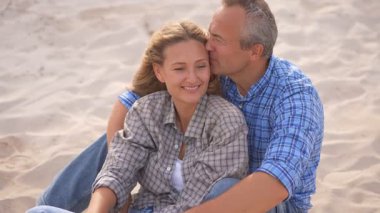 Romantik orta yaşlı çift kumsalda huzurlu bir akşamın tadını çıkarıyor. Olgun ilişkiler ve yavaş yaşam tarzı için aşk, bağlantı ve birliktelik kavramı