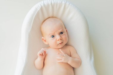 Yeni doğmuş bebek rahat bir bebek yuvasında dinleniyor. Bebekler için güvenli ve huzurlu uyku konsepti.
