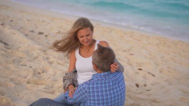 Romantik orta yaşlı çift kumsalda huzurlu bir akşamın tadını çıkarıyor. Olgun ilişkiler ve yavaş yaşam tarzı için aşk, bağlantı ve birliktelik kavramı