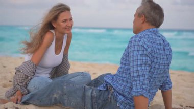 Romantik orta yaşlı çift kumsalda huzurlu bir akşamın tadını çıkarıyor. Olgun ilişkiler ve yavaş yaşam tarzı için aşk, bağlantı ve birliktelik kavramı