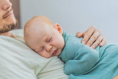 Yeni doğan bebek, baba ve aile hayatında sevgi, güven ve duygusal bağlantıyı simgeleyen sessiz bir anda baba göğsünde huzur içinde uyur.