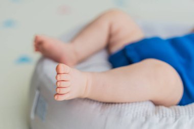 Tombul 3 aylık bebek evdeki rahat bir bebek yuvasında huzur içinde uyuyor. Sıcak ve besleyici bir ortamda bebek konforu, güvenlik ve erken gelişim kavramı.