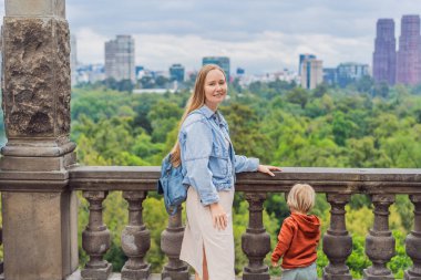 Anne ve küçük oğlu Mexico City 'deki Chapultepec Kalesi yakınlarında kültürel bir aile gezisinin tadını çıkarıyorlar. Ebeveynlik, aşk, miras gezisi ve aile bağları seyahat kavramı..