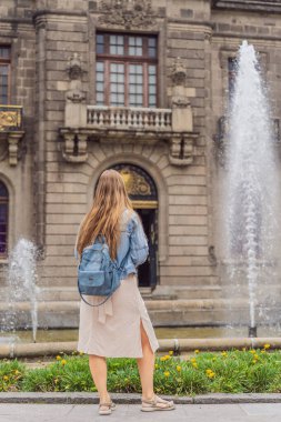 Mexico City 'deki Chapultepec Kalesi' nin yakınında duran genç bir turist tarihi mekanı keşfediyor. Solo seyahat, kültür mirası, turizm ve macera konsepti.
