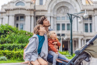 Baba turist ve iki oğlu Mexico City 'deki Palacio de Bellas Artes' in önünde, aile tatilinin, kültürel keşiflerin ve mimarinin tadını çıkarıyorlar. Aile seyahati ve bağlanma kavramı.