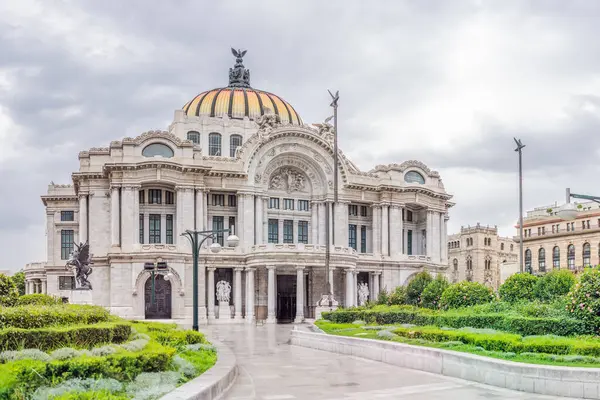 Mexico City 'deki Palacio de Bellas Artes, Latin Amerika' da Meksika mirasını, tarihini ve turizmini temsil eden ikonik bir kültürel yapı ve mimari mücevher..