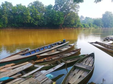 Nehiri geçmek için tahta tekne.