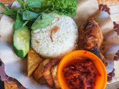 tavuklu pekel pilav ve taze sebze.