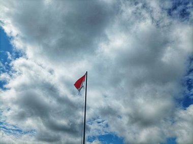 Bulutlu gökyüzü bayrak direği