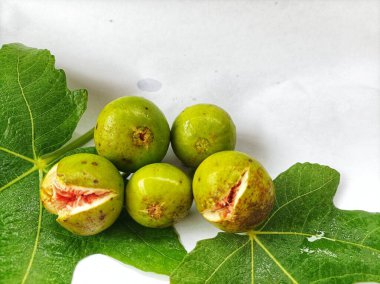 Beyaz arkaplanda incirler