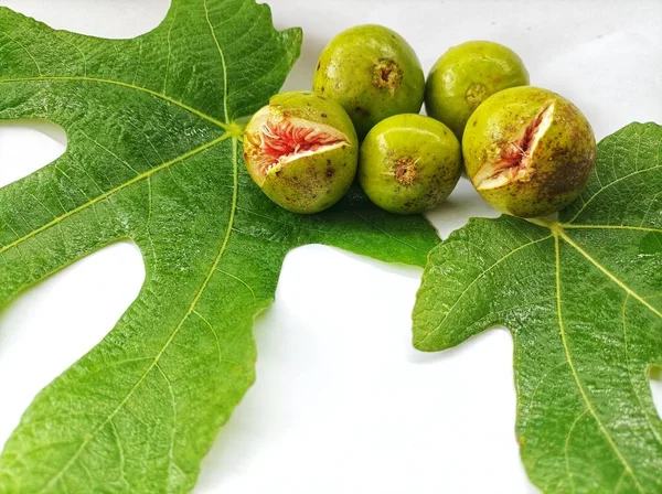 Beyaz arkaplanda incirler