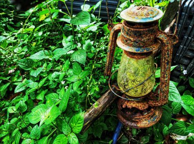 Eski ve paslı bir gaz lambası.