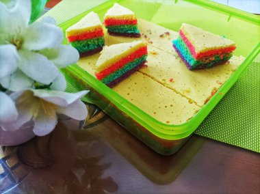 Tatlı gökkuşağı pandan sünger keki