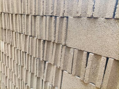 Düzgünce dizilmiş tuğla yığınları