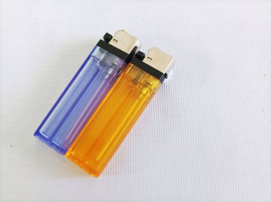 Çakmak beyaz arkaplanda görünür.