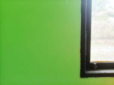 Duvarlar betondan yapılmış bir ev.