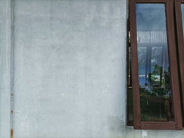 Duvarlar betondan yapılmış bir ev.