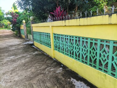 Bahçe çiti sarı ve yeşil.