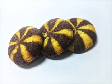 Yuvarlak şekilli atıştırmalık, lezzetli çikolata dolu.