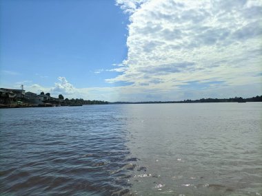 Nehrin yukarısından ilginç bir gökyüzü manzarası var.