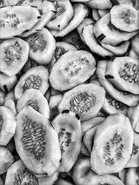 Sebze gibi siyah beyaz salatalık dilimleri.