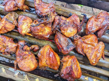 Parçalara ayrılmış tavuk ızgarayla kızartılmış.