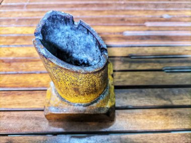 Tahta masadaki bambu küllüğü.