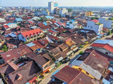Pontianak şehrindeki binaların çatıları yüksek bir yerden görülebilir.