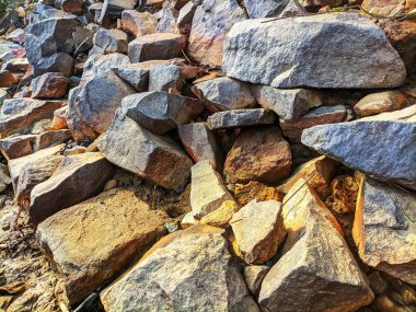 Nehir kıyısında kırık taş yığınları düzenlenmişti.