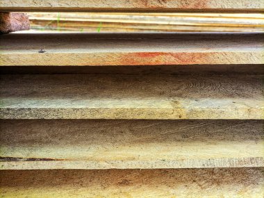 Evin arkasındaki tahta yığını.