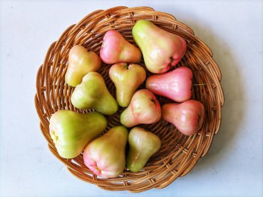 Su guava meyvesi, tatlı bir tadı olan parlak bir renk.